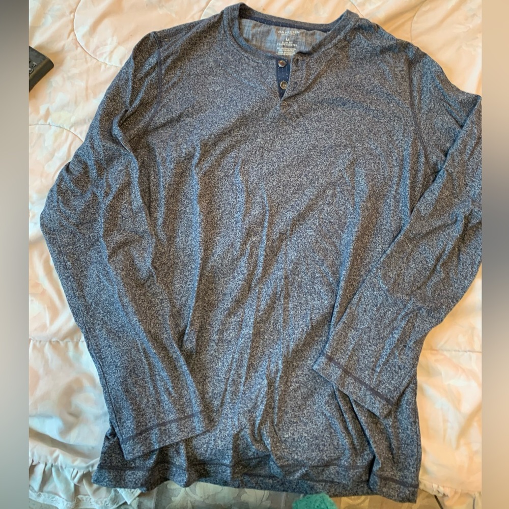 Van Heusen Never Tuck Men’s Medium Slim Fit Coupe Ajustee. Long Sleeve